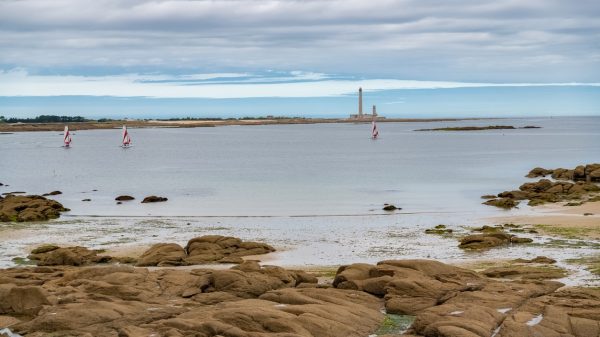 Une des plages de Barfleur avec vue sur le phare de Gatteville